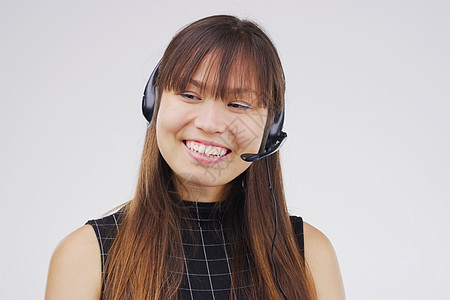 来自关心的人的电话支持 工作室拍摄的一位迷人的年轻女性客户服务代表在灰色背景下戴着耳机图片