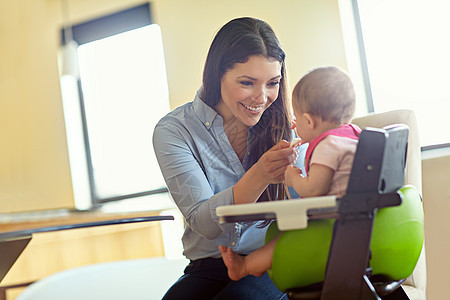 妈妈 婴儿和椅子在家里吃早餐 学习或爱 带着微笑 早晨或亲密的幸福 妈妈 婴儿和孩子在家里一起快乐地发展 喂养食物或健康图片