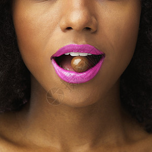 咬进上帝的嘴里装着巧克力球 一个无法被认出来的女人图片