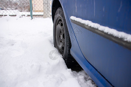 蓝色的车站在雪上紧身图片