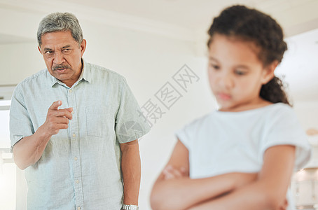 小孩容易感性 总是选择善待 一个成熟的男人在家里看着他孙女的烦恼 (笑声)图片