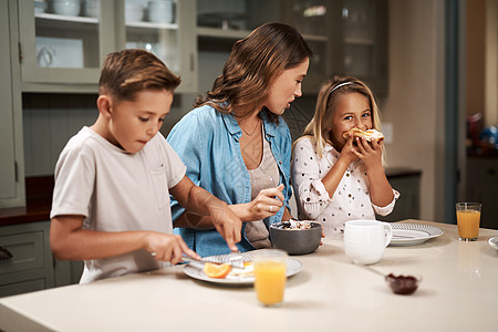 早饭后玩得开心点 一个年轻家庭在家吃早饭呢图片