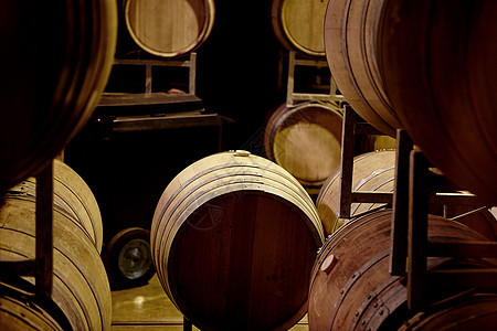准备分发 在仓库的酒桶里放一个葡萄酒桶图片