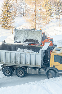 清扫和清理城市道路 以摆脱冬季的积雪打扫天气行动清洁工橙子雪堆装载机推土机工作司机图片