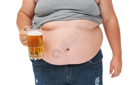 大杯啤酒 大肚子 割下一个肥胖男人的中产体 顶部拉起并举着啤酒图片