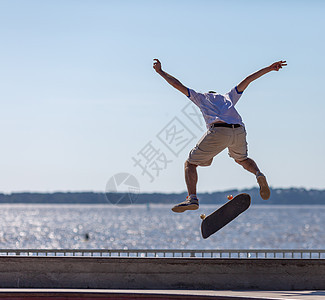 年轻人在滑冰场跳跃爆炸街道行动男性危险滑板锻炼溜冰者速度城市图片
