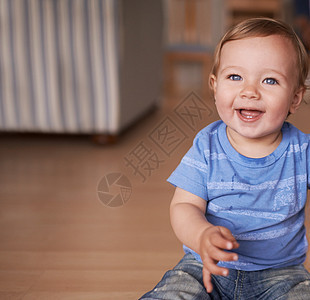 最可爱的笑容 一个可爱的小婴儿坐在地板上孩子们男生青年白色喜悦地面女性儿童孩子幸福图片