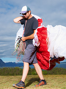 一个携带滑翔伞装备的人 准备在天空中摇晃图片