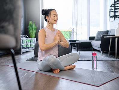 亚洲妇女在家里起居室祈祷 瑜伽和默思 以进行体贴运动;Zen chakra Pilates和女性瑜伽训练以及用鼻涕手冥想为放松与图片
