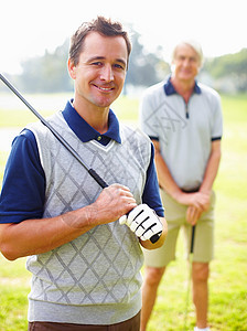 英俊的高尔夫球手微笑 英俊男人的肖像 在高尔夫俱乐部和父亲站在前台图片
