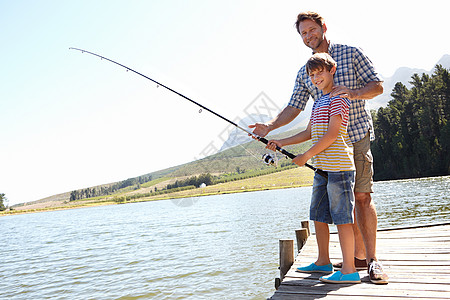 他就像他老爸一样 父亲和儿子一起钓鱼的图片