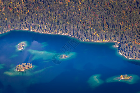 德国加米施Garmisch秋天风景的祖格皮茨上方Ebsee湖目的地松树晴天美丽反射地方摄影天线行政区全景图片