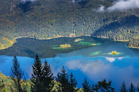 德国加米施Garmisch秋天风景的祖格皮茨上方Ebsee湖晴天天线反射行政区悬崖电子书森林目的地摄影戏剧性图片