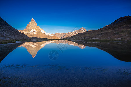 日出时蓝色湖上的马特霍恩山的反射 瑞士阿尔卑斯山 泽尔玛特寂寞阳光风景巅峰戏剧性地标旅游蓝色岩石雪山图片