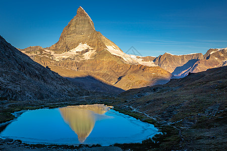 日出时蓝色湖上的马特霍恩山的反射 瑞士阿尔卑斯山 泽尔玛特摄影地标阳光巅峰风景国际岩石雪山湖岸蓝色图片