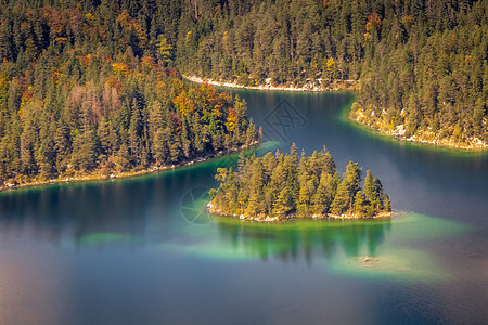 德国加米施Garmisch秋天风景的祖格皮茨上方Ebsee湖行政区戏剧性摄影松树全景草地房子旅游美丽晴天图片