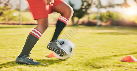 青少年比赛 速度动作游戏或动态健身比赛的运动 足球运动员和儿童练习腿 足球承诺动机 训练场锥体和带球奔跑的敏捷孩子图片