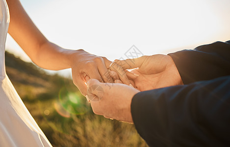 情侣手 结婚戒指和婚姻信托 希望和爱在户外的大自然中 新娘 新郎和保存日期活动 支持和珠宝 用于庆祝 关系团结和统一图片