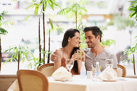 我喜欢跟你在一起 一对情侣在一顿美食餐厅 浪漫的约会图片