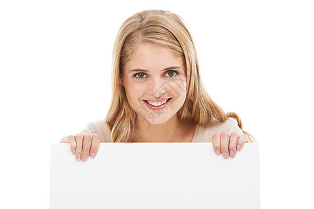 摄影室的肖像画 一个年轻女人拿着一张空白的白白纸牌 在白色上被隔绝了图片