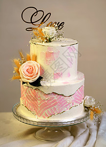 节日婚礼床铺蛋糕 装饰着深底的鲜花绿色白色花朵生日食物玫瑰粉色甜点派对庆典图片