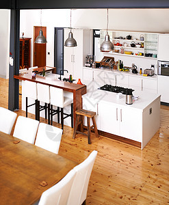 现代生活现代厨房 在现代最起码风格的家里开放规划厨房区地板房间住宅客厅木头奢华装饰品公寓家具房子图片