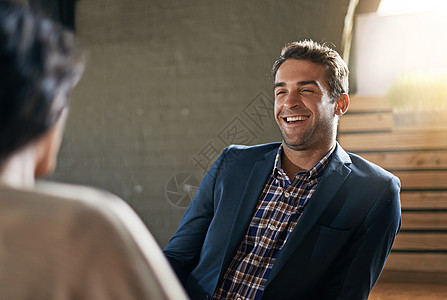 咖啡和谈话 一个男人在咖啡店里和他的朋友聊天图片