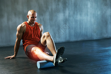 伸展运动 健身和带泡沫滚轮的男子在健身房进行肌肉缓解 训练和身体护理 运动 热身和腿部发炎的运动员 物理治疗和受伤的设备图片