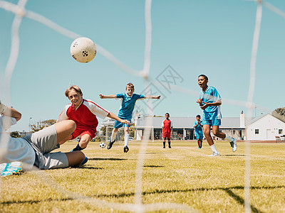 足球 儿童和运动与男孩队在草地球场或场地上玩游戏以进行比赛或娱乐 与孩子们一起在户外进行足球 健身和训练 以参加竞技运动比赛图片