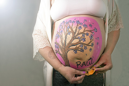 8个月怀孕妇女持有奶油罐头的8个月孕妇图片