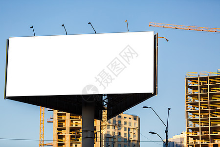 蓝天背景的空白广告牌 模拟图片