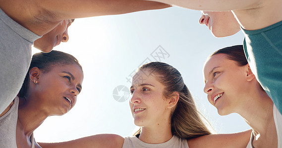 赛前与女运动员和朋友围成一圈面对面 挤在一起或组队 健身 锻炼和团队合作 与女性团体在户外进行竞技体育赛事训练图片