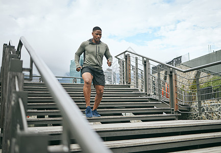 在佛罗里达州迈阿密市的健身 桥梁或黑人男子在楼梯上跑步进行腿部训练 锻炼或锻炼 具有健康目标 动机或使命的步数 跑步者或健康运动图片
