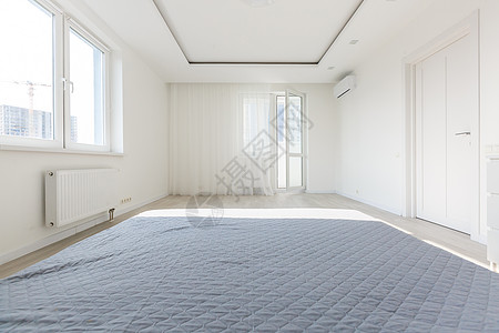 休息 室内 舒适和床上用品概念  家庭卧室的床窗户毯子就寝时间公寓家具床架号床亚麻枕头图片