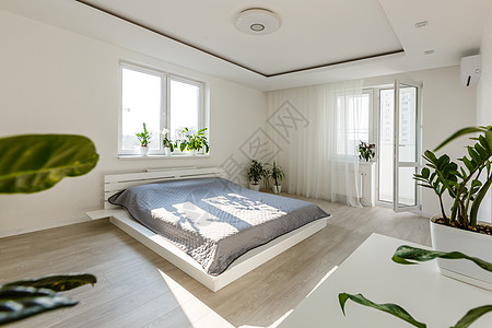 休息 室内 舒适和床上用品概念  家庭卧室的床床架酒店床单家具号床毯子亚麻寝具时间公寓图片