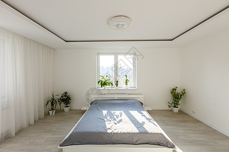 休息 室内 舒适和床上用品概念  家庭卧室的床枕头床单亚麻床架寝具家具毯子就寝房间双人床图片