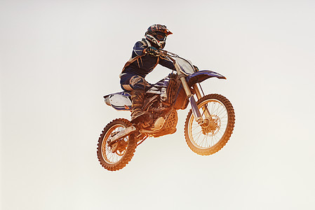 在他的自行车上飞着友好的天空 在一场比赛中 在半空拍到一个摩托骑手图片