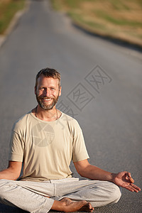 一个英俊成熟男人的肖像 坐在乡间公路上的莲花位置上 他是个帅哥图片