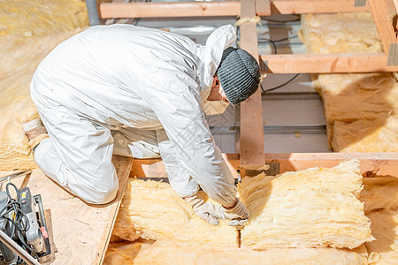 屋顶和天花板加玻璃羊毛绝缘阁楼工人木头材料建筑学岩石地面矿物男性玻璃纤维图片