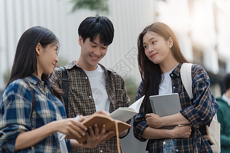 有朋友的美丽的年轻亚裔女大学生在户外 在大学校园工作的大学生团体学习快乐技术男人休闲装男性图书馆学校阅读图片