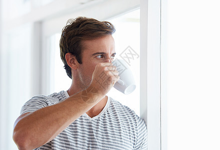 喝着浓烈的啤酒 一个年轻男人喝了一杯咖啡图片