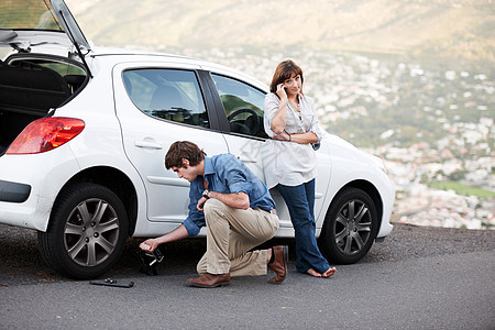 年轻夫妇在车坏了后被困在一条山坡路上 这辆车已经破了图片