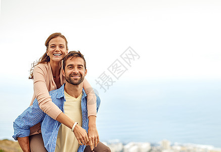 他们的爱和天空一样明朗 一个男人在外出玩花样时搭载他的女朋友背景图片