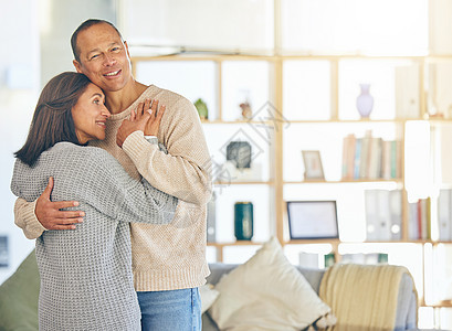 爱情 浪漫和已婚 一对夫妇拥抱在一起 同时站在他们的家里 还有模型或闪光灯 与拥抱在家中的成熟男女的感情 联系和拥抱图片