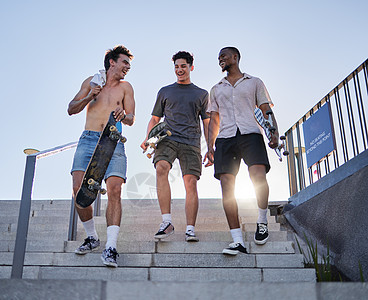朋友们 在城市户外一起玩滑板 享受乐趣 欢笑和对话支持 多样性 年轻的 z 世代男性谈话和运动健身生活方式或都市时尚街头时尚图片