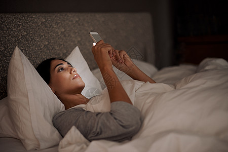 跟花儿说晚安和我的爱人说晚安 一个年轻女人在床上发短信的女主人药片女性女士裁剪房子白色测试卧室技术说谎背景