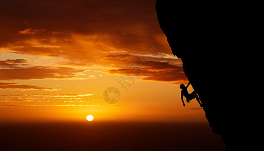 登山 日落剪影和男子健身运动 自然摇滚训练和加拿大旅行期间的锻炼 在橙色夕阳天空背景下拥有自由的运动员图片