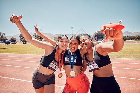 体育馆的奖牌 冠军和女性 用于体育 跑步和庆祝赢得马拉松比赛 多样性 获胜者和运动员团队在微笑的体育比赛中获得成就奖图片