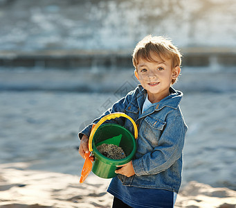 你要看我在海滩上 画一个可爱的小男孩的肖像吗 他正在玩耍呢? (笑声)背景图片
