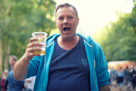 啤酒节时间已经到了 一个男人在户外活动喝啤酒啤酒音乐会快乐集团青年成人消耗品庆典男性太阳图片